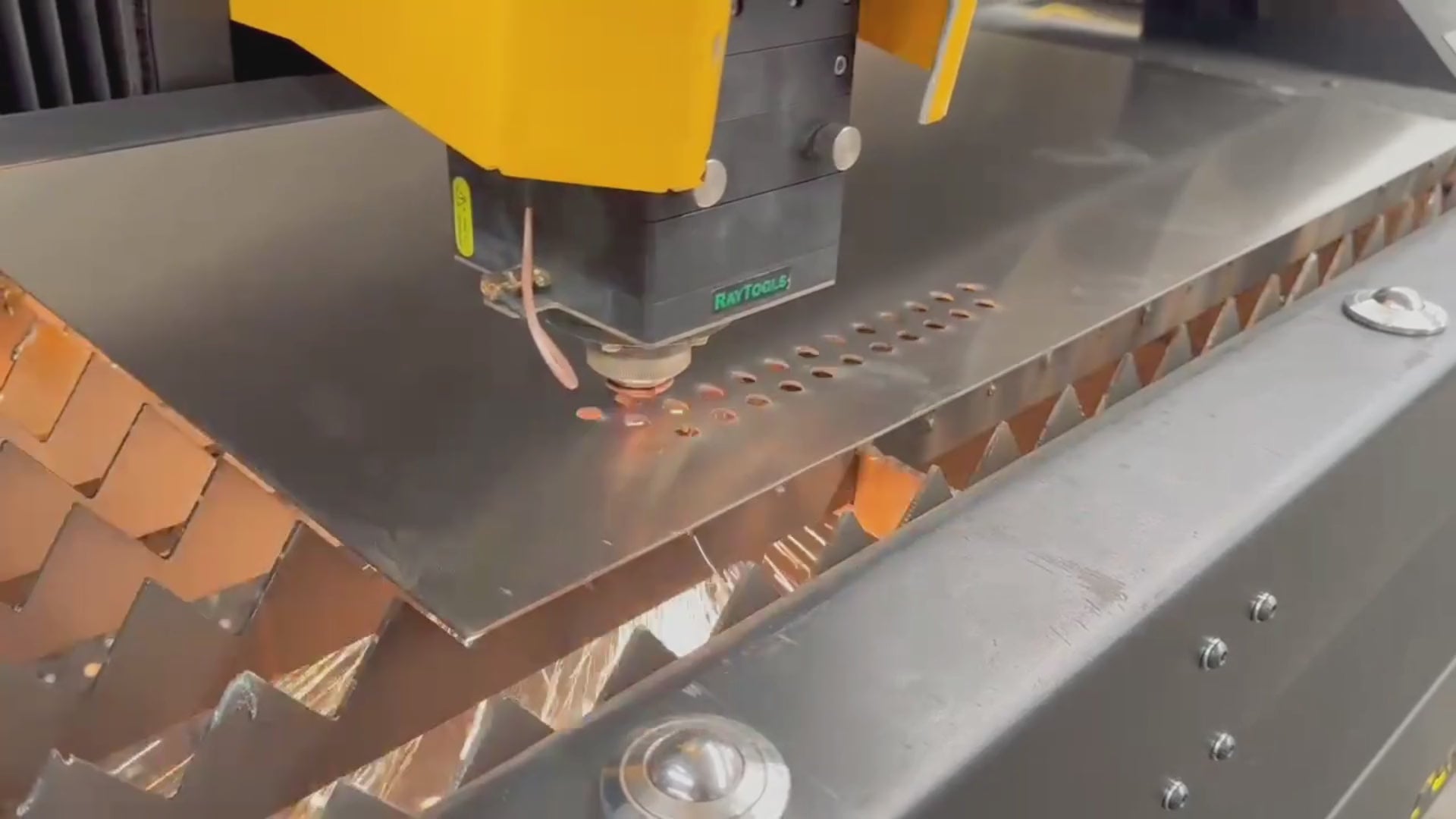 Cargar video: Varios videos mostrando nuestra maquinaria y que se hace con cada una de ellas. Primer video cortando metal, segundo video es grabando unas arras con tematica de star wars, tercer video soldando una pieza, cuarto video haciendo doblez en una piza y quinto video es mostrando la cortadora de tubos.